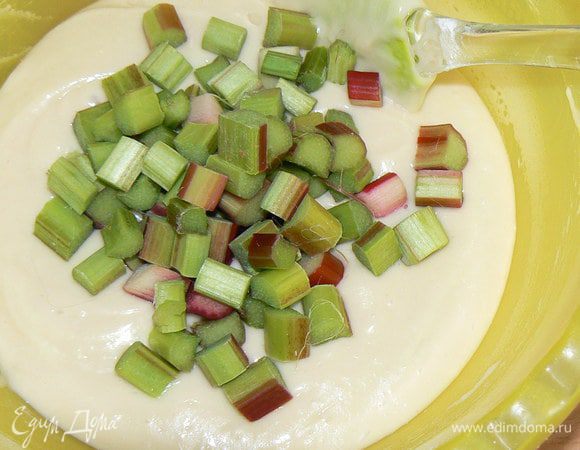 Перемешайте до однородной массы. Добавьте порезанный на кусочки ревень.