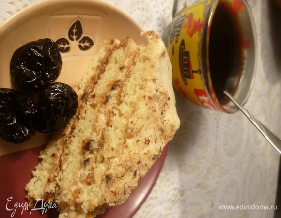 Коржи промазать кремом. Верх торта украсить грецкими орехами. Оставить на ночь для пропитки.
Приятного аппетита!