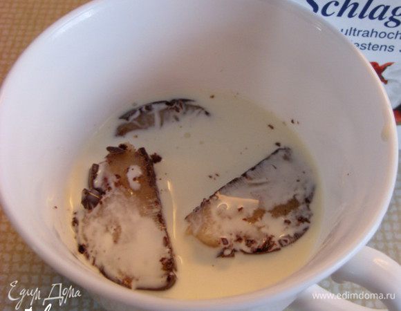 Марципан в шоколаде порезать на нетолстые кусочки, положить в керамическую или стеклянную кружечку и залить молоком.