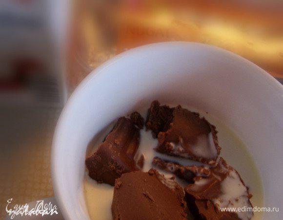 Ореховую нугу порезать на небольшие кусочки, положить в керамическую или стеклянную кружечку и залить  молоком. 