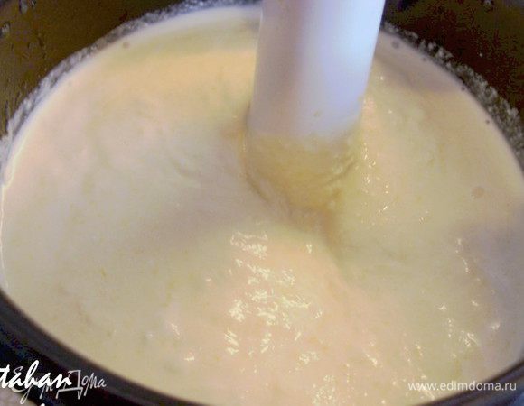 В большую ёмкость выложить творог, сахар, ванильный сахар и вылить сливки. Всё это взбить  блендером в однородную массу.