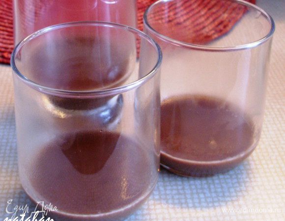 Нагреть в микроволновке кружечку с марципаном и молоком 30 секунд при мощности 100. Тщательно всё перемешать. Нагреть это ещё 30 секунд. Достать из микроволновки, перемешать до образования однородной молочно-марципановой массы и разлить в стаканы, которые поставить в холодильник на 10 минут для охлаждения.