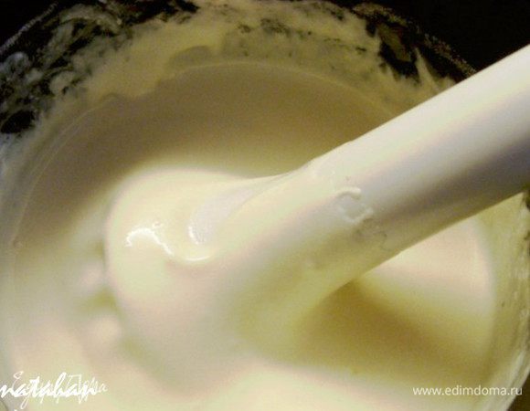 Нагреть в микроволновке кружечку с желатином и молоком 30 секунд при мощности 100. Тщательно перемешать. Нагреть ещё 30 секунд. Достать из микроволновки, перемешать до полного растворения желатина в молоке, влить это в творожную массу и взбить блендером. Творожный мусс готов.