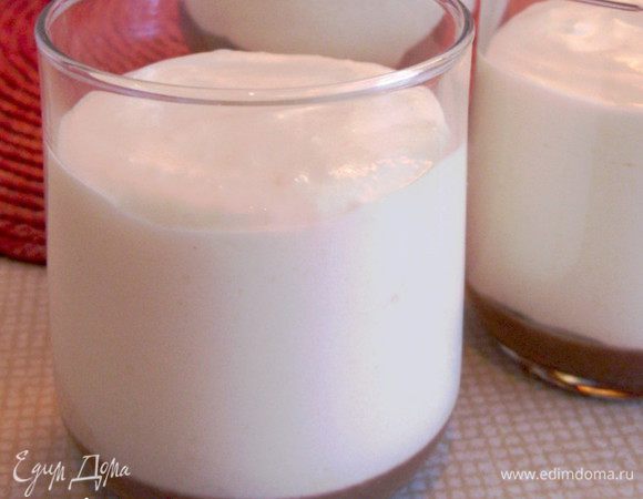 Достать стаканы с остывшим марципаном и вылить сверху на него творожный мусс. Стаканы опять поставить в холодильник на 10 минут до "схватывания" поверхности мусса.