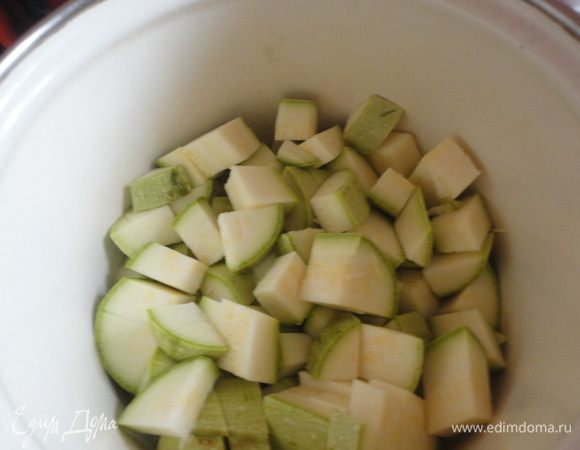 Поставить варить на небольшом огне в подсоленной воде.