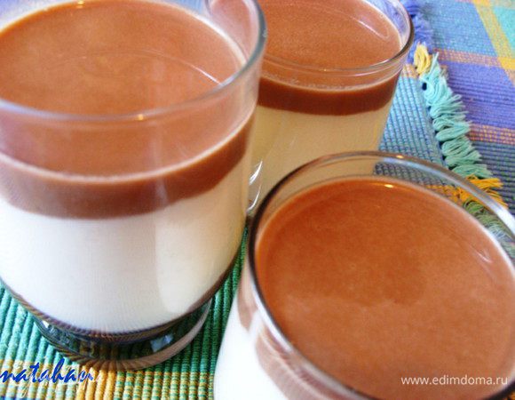 Нагреть в микроволновке кружечку с ореховой нугой и молоком 30 секунд при мощности 100. Тщательно всё перемешать. Нагреть это ещё 30 секунд. Достать кружечку из микроволновки, перемешать нугу с молоком до образования однородной массы и разлить её в стаканы сверху творожного мусса. Поставить стаканы в холодильник на 2-3 часа. 