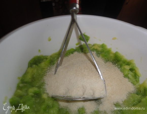 Добавить панировочные сухари.