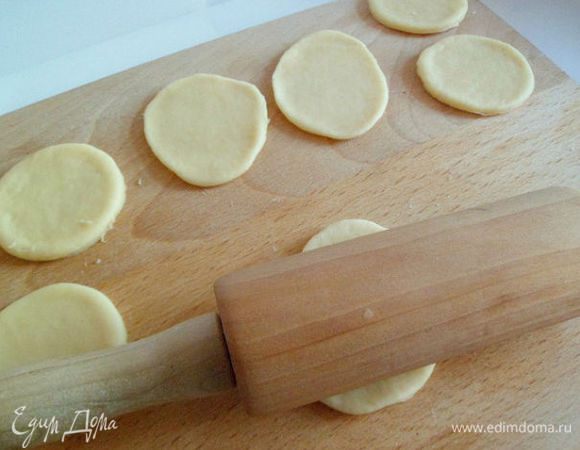 Каждый круг раскатать скалкой в одном направлении, чтобы круги превратились тонкие овалы.