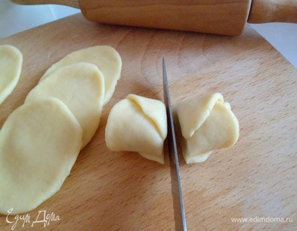 Полученный рулетик разрезать на две части по длине – получилось две розочки