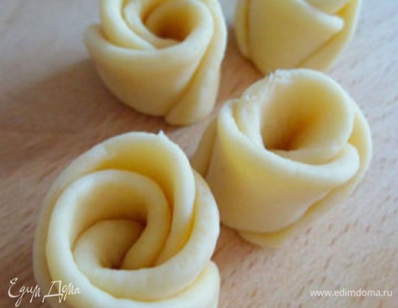 Выложить розочки на противень выстеленный бумагой для выпечки.Выпекать в разогретой до 180 градусов духовке в течение 17-20 минут.Горячие розочки посыпать сахарной пудрой