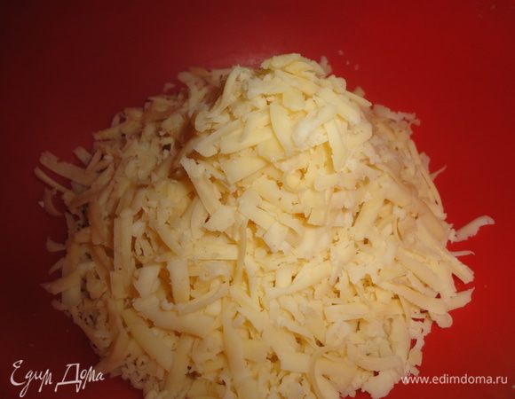 Натереть сыр на крупной терке.