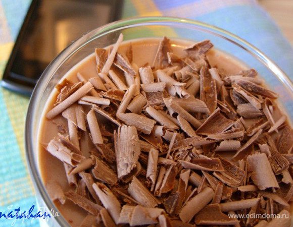 Затем по истечении времени протереть шоколад на крупной терке. Шоколадными чешуйками засыпать поверхность нуги. Красота! Всё готово. Приятного аппетита! 