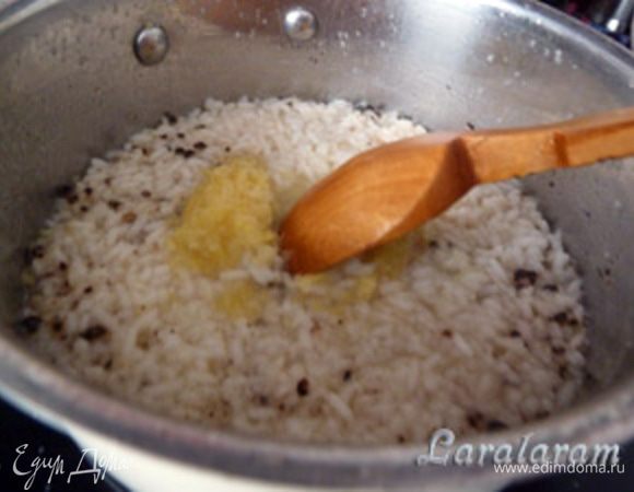 РИС. 

Отмерить рис и кипяток.
Цедру лимона натереть и отжать сок.
Имбирь натереть меленько. (Мой совет! Купив свежий имбирь, очистите его и заморозьте - храните в морозилке. При необходимости натереть. Всё без проблем - и не портится!)
Обжарить имбирь слегка на раст. масле.
Добавить рис, перемешать и залить водой. Оставить набухать на тишайшем огне. 
Когда вода впитается, вмешать сливочное масло и разделить на 2 части. 