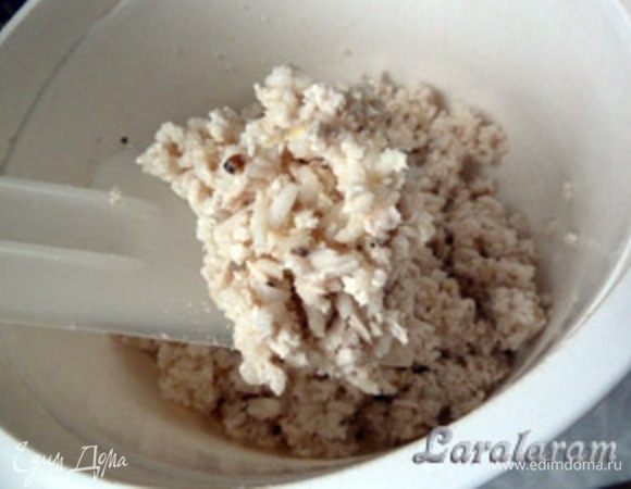 В 1/2 риса вмешать цедру и сок лимона. В другую половину цедру апельсина. Сок не трогаем!
Остудить.