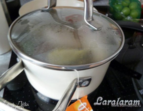 КУРИЦА. 

В кипяток добавить приправы (у меня в пакетике, но всё натуральное! Можно взять соль, перец и тимьян) - и в кипящую воду опустить грудки.
Огонь сразу выключить, а кастрюльку оставить на конфорке до остывания. (Мой совет! ТАК приготовленная курица будет сочной и нежной. Не бойтесь так готовить: я готовила так целую курицу - всё получается приготовленным!)
