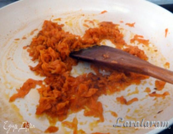 МОРКОВЬ. 

Натереть на крупной тёрке и обжарить со щепоткой сахара. Влить сок апельсина и выпарить его. Добавить к рису с апельсином. 
Можно добавить чуток шафрана для красивого цвета, но не обязательно...  