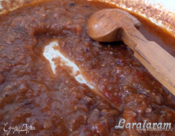 Готовим СОУС. 

Отложить 2-3 томата. Остальные спюрировать с алычой.
На раст. масле обжарить лук, нарезанный мелкими кубиками. 
Влить томатное пюре и выпаривать до готовности. Помешивать.
Готовность определяется так: если ложкой провести по донышку сковородки, то бороздка не затягивается.
