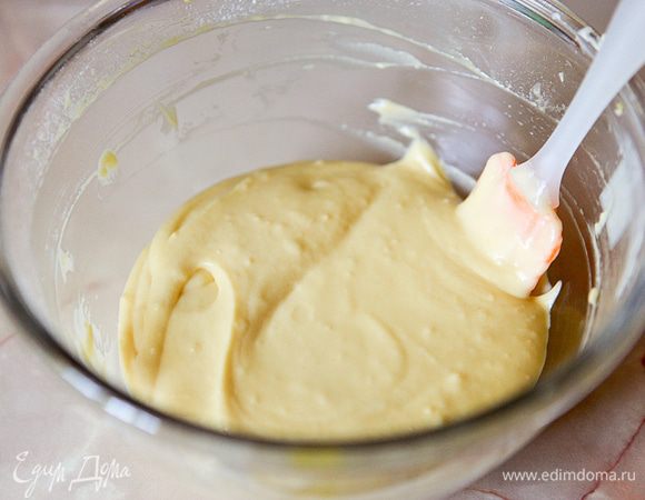 Добавить йогурт, всыпать муку и дрожжи.
Дать тесту подойти.