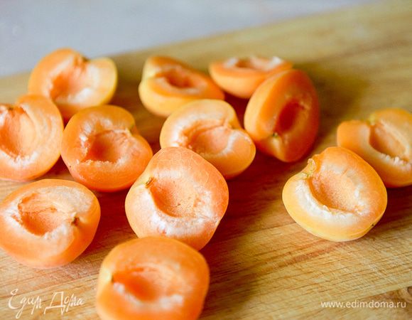 Абрикосы вымыть. Разделить пополам.