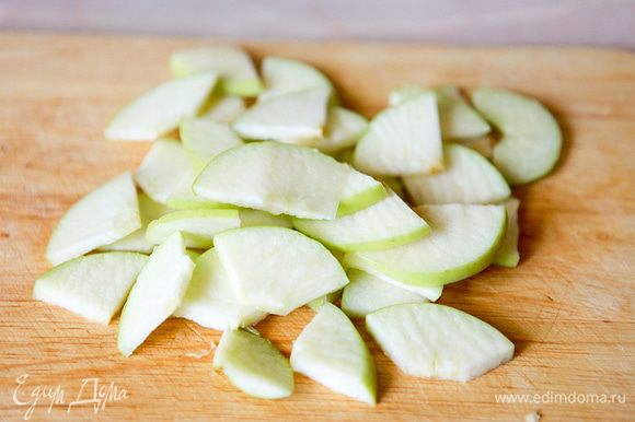 Яблоки нарезать на тонкие дольки.