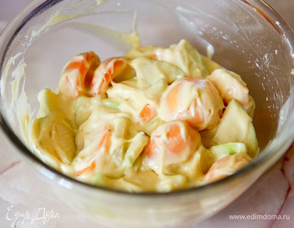 Перемешать тесто с фруктами.