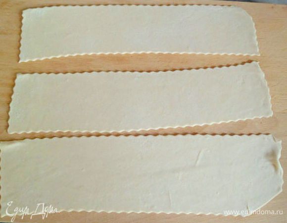 Тесто раскатываем тонко и вырезаем полоски