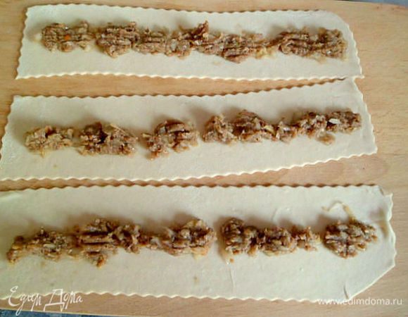 На полоски уложить начинку из фарша