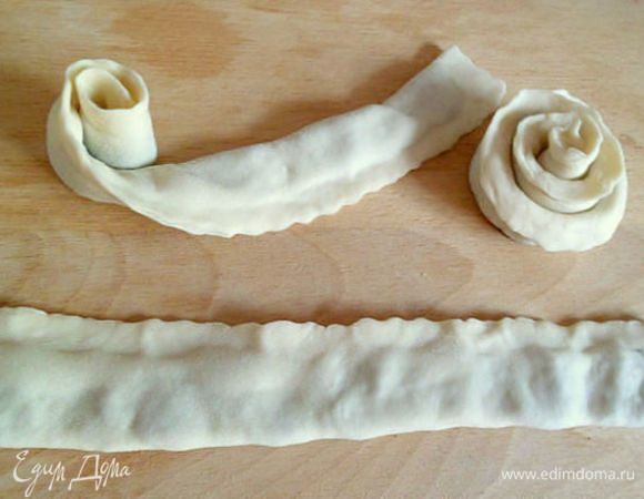 Каждую полоску сложить пополам и защипнуть концы, затем полоски свернуть в клубочек, придавая форму розочки. Уложить все розочки в пароварку и готовить 30-35 минут.