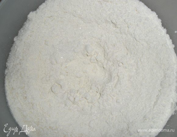 В большой миске смешать муку, соль и сахар. В центре сделать лунку. 