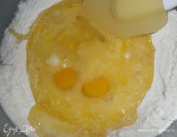 В лунку влить масло и выложить яйца. 