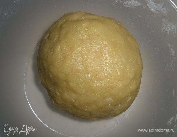 Все перемешать. Выложить тесто на поверхность и вымесить его. Оно должно не липнуть к рукам и стать эластичным. Убрать в холодильник на 1 час. 