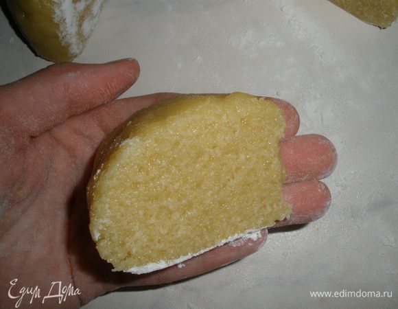 Охложденное тесто разделить на 16 частей. 