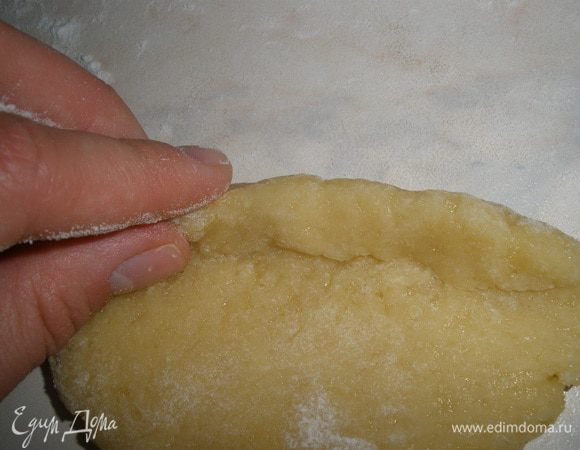 Края лепешек завернуть внутрь. Придать форму лодочки. 