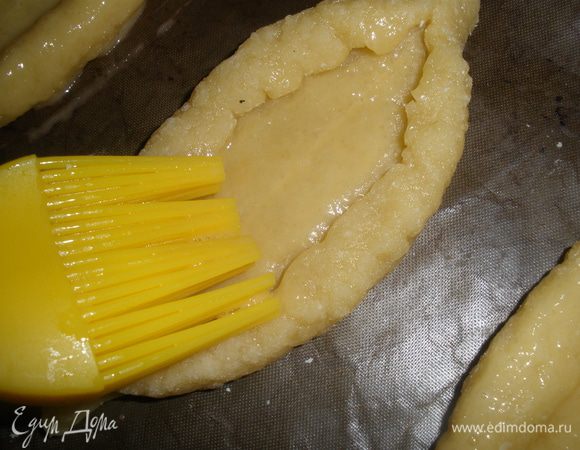 Желток смешать с 1 ст ложкой молока. Смазать этой смесью печенье. 