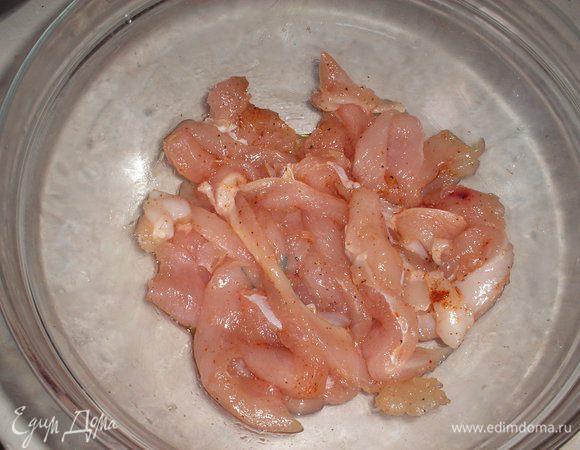 Для начала куриное филе нарезаем на продолговатые полоски. Добавляем соль, перец, паприку, немного оливкового масла, мускатный орех и оставляем мариноваться на час.