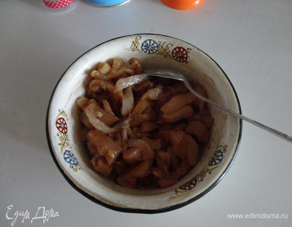 помыть грудку и разрезать на маленькие кусочки, посолить, поперчить и залить уксусом. оставить мариноватья минут 30-40