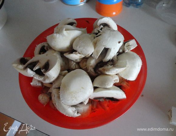 грибы помыть, высушить бумажным полотенцем и нарезать.