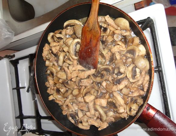 разогреть сковороду, налить масло и обжарить кусочки грудки до золотистого оттенка. добавить грибы и плеснуть красного вина. протушить до полуготовности грибов.