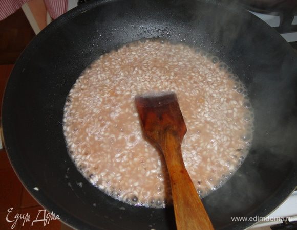 начинаем готовить ризотто в сковороде вок по базовому рецепту, только вместо белого добавляем бокал красного вина. когда бульона остается 2-3 половника, добавить смесь из грудинки и грибов + сухой базилик.  
рис должен быть чуть крепок, al dente.
в конце посолить и поперчить.

Всем приятного аппетита!