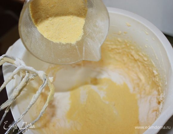 Просеять муку, смешанную с разрыхлителем. Получается довольно густое тесто. Добавить кусочки яблока. 