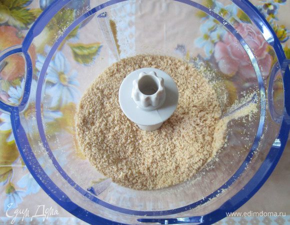 Сначала делаем песочную основу. Измельчаем в блендере печенье. 