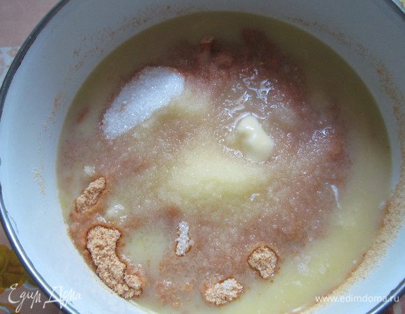 Добавляем растопленное сливочное масло, сахар.