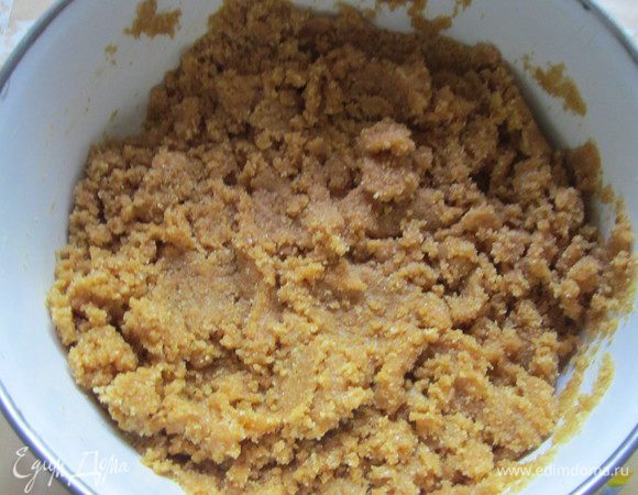 Перемешиваем и утрамбовываем на дно формочек. У меня была форма для кекса и кексов)). 