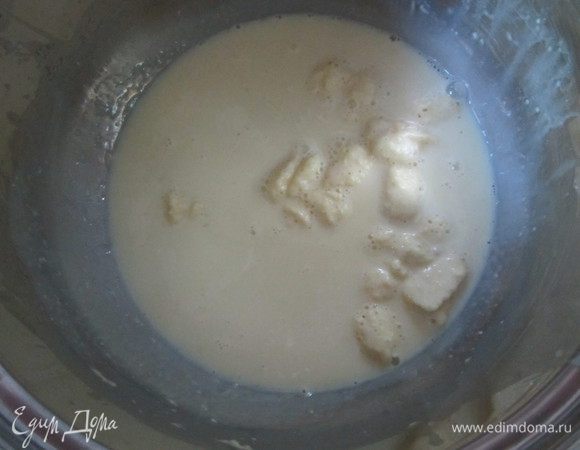 100 мл сливок нагреваем и растапливаем в них белый шоколад. 
Готовим желатиновый раствор (желатин нужно залить 100 г кипячённой воды, перемешать до полного растворения) и добавляем к сливкам с белым шоколадом. 