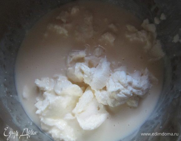 Творог прокручиваем в блендере или пропускаем через сито, перемешиваем с сахаром. 