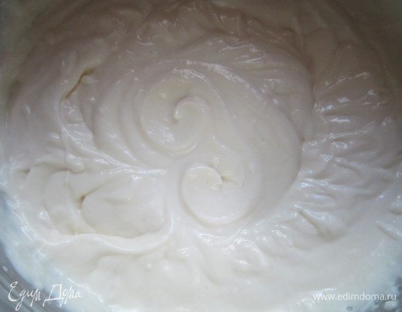 100 мл сливок взбиваем до мягких пиков. Творог и взбитые сливки добавляем к сливочно-шоколадно-желатиновой смеси. 