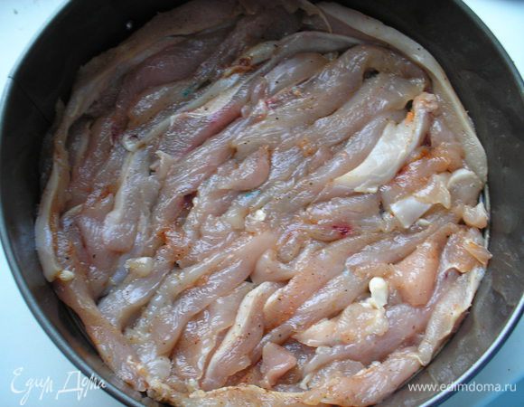 Берем круглую форму диаметром 22-24 см. Половину филе выкладываем на дно формы, плотно прижав друг к другу, формируем бортики.