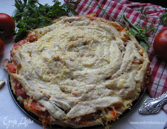 Выпекать при температуре 200 градусов 30-35 минут. За 5 минут до конца приготовления пирог посыпать сверху оставшимся сыром. Пирог пустит много сока, так что если у вас разьемная форма, то под нее надо поставить поддон чтобы стекала жидкость. 