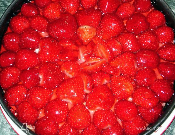 Готовим желе: я воспользовалась желе для тортов, так оно быстро застывает. Чтобы цвет был более натуральным, берём светлый и красный фруктовые соки (у меня вишнёво - яблочный) и растворяем в них бесцветный желатин. Осторожными движениями кисти наносим глазурь на поверхность пирога. 