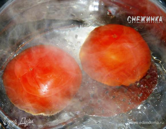 Первым делом необходимо приготовить томатно-яблочный джем, потому что он требует суточного подготовительного этапа. Помидоры моем, вытираем, надрезаем крест-накрест с одной стороны и опускаем на 30 секунд в кипящую воду. 